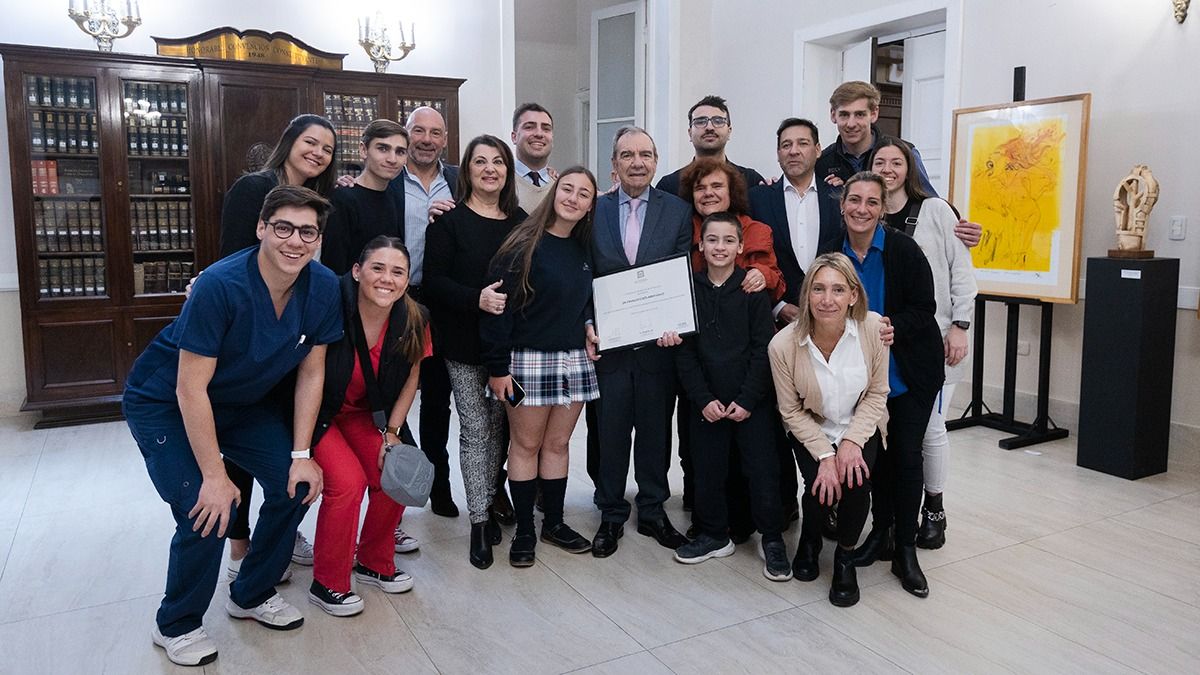 Su mujer, la doctora Ernestina Masiá, sus cinco hijos, nietos, yerno y nueras asistieron al acto en el Salón de los Pasos Perdidos de la Legislatura. Su mujer, la doctora Ernestina Masiá, sus cinco hijos, nietos, yerno y nueras asistieron al acto en el Salón de los Pasos Perdidos de la Legislatura.