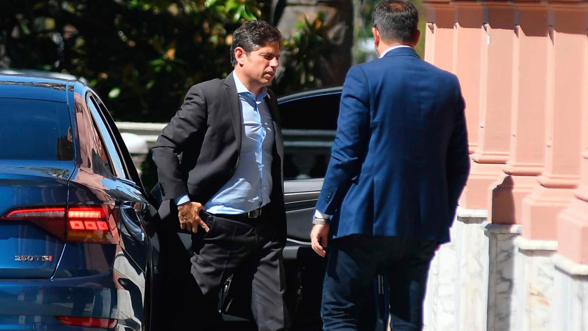 A pesar de que se rumoreó que no asistiría, el gobernador de la provincia de Buenos Aires, Axel Kicillof fue el primero en llegar a la cumbre de gobernadores. A pesar de que se rumoreó que no asistiría, el gobernador de la provincia de Buenos Aires, Axel Kicillof fue el primero en llegar a la cumbre de gobernadores.