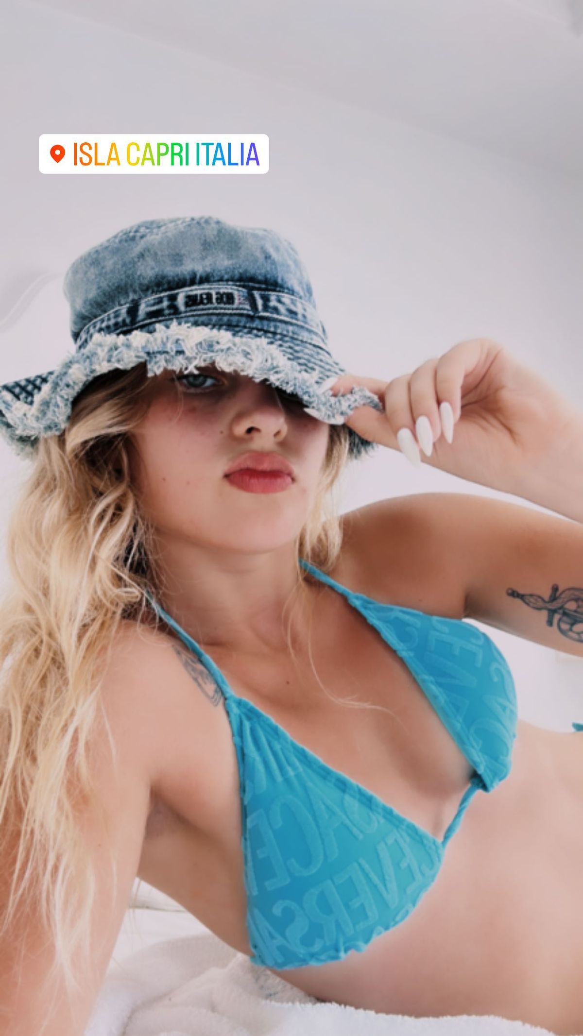 Martita Fort reventó Capri: bikini de Versace, gorrito piluso y lomazo demencial. Martita Fort reventó Capri: bikini de Versace, gorrito piluso y lomazo demencial.