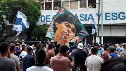 Los hinchas de Gimnasia se movilizaron para pedir que Maradona siga como DT