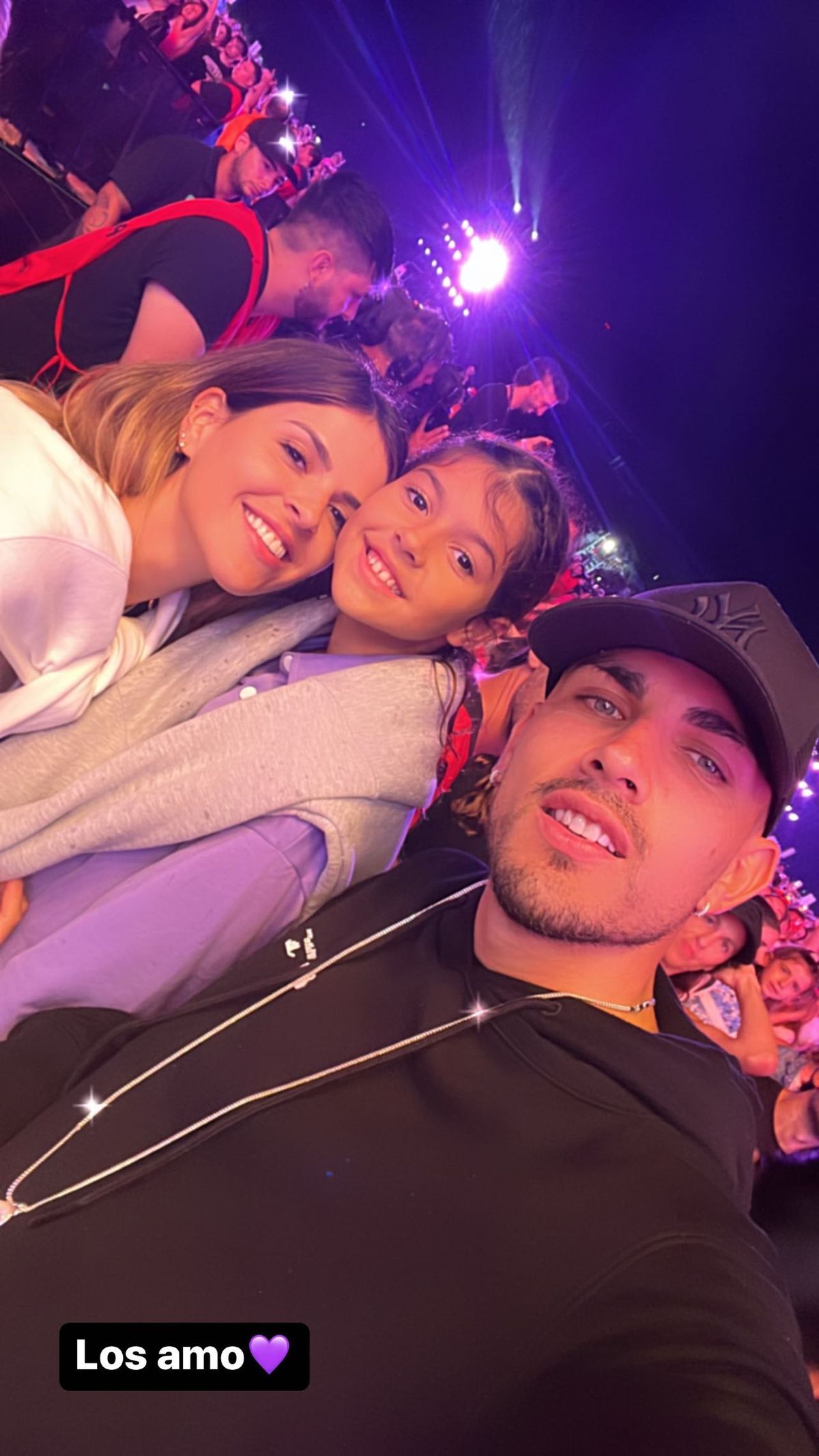 Paredes junto a su esposa y su hija, entre la multitud