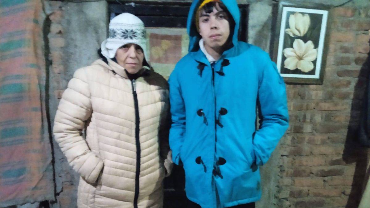 Este domingo Claudia y sus hijos no disfrutaron de la nevada. El frío se coló en cada rincón de la casa.