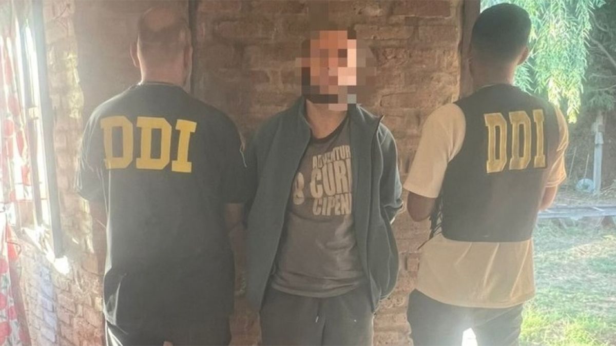 El joven que presuntamente atacó a la mujer en el barrio La Unión de Ezeiza fue detenido a pocas cuadras del lugar del crimen. El joven que presuntamente atacó a la mujer en el barrio La Unión de Ezeiza fue detenido a pocas cuadras del lugar del crimen.