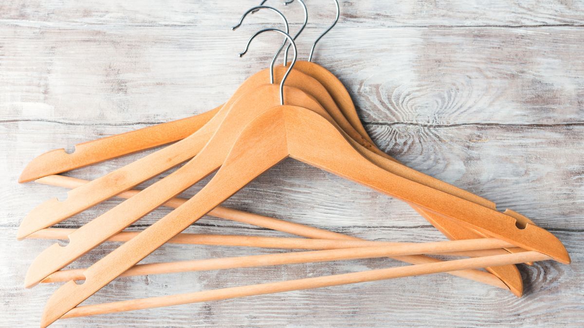 Recicla las perchas de madera que no usas y conviértelas en esta original idea