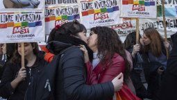 En repudio a la censura hubo Besazo en la embajada de Brasil