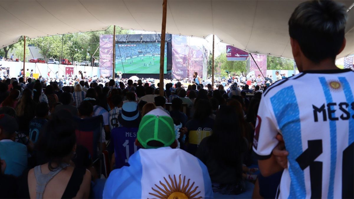 Mundial Qatar 2022: miles de personas alentaron a la Selección argentina en Luján de Cuyo.