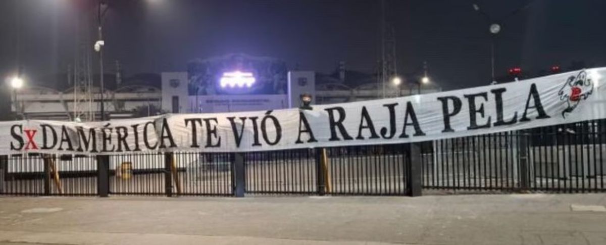 En la previa del partido hinchas de Colo Colo dieron a conocer una nueva bandera contra la U de Chile.