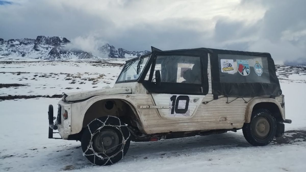 El Citröen Mehari que Roberto Bottino conservó con tanto cariño se incendió el pasado domingo. Era participante del Rally Locos de la Patagonia desde 2023. Pero sus compañeros reunieron el dinero para comprar otro vehículo igual.