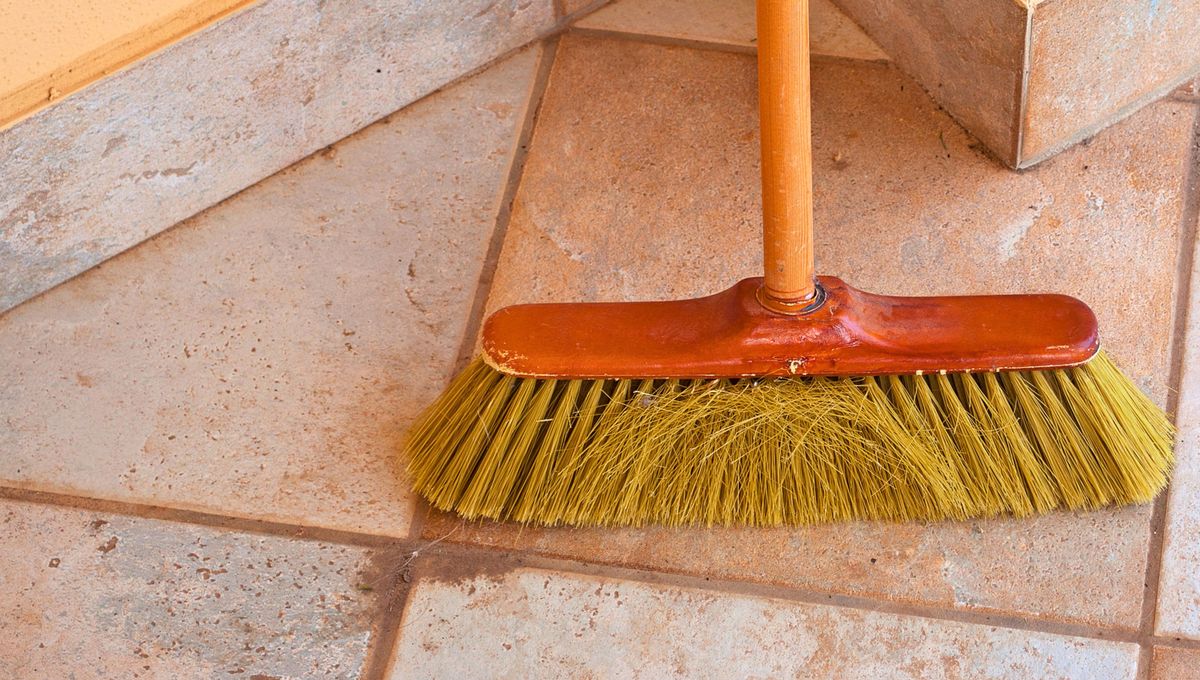 Usando un poco de vinagre, puedes limpiar y retirar la mugre vieja de la escoba. Usando un poco de vinagre, puedes limpiar y retirar la mugre vieja de la escoba. 