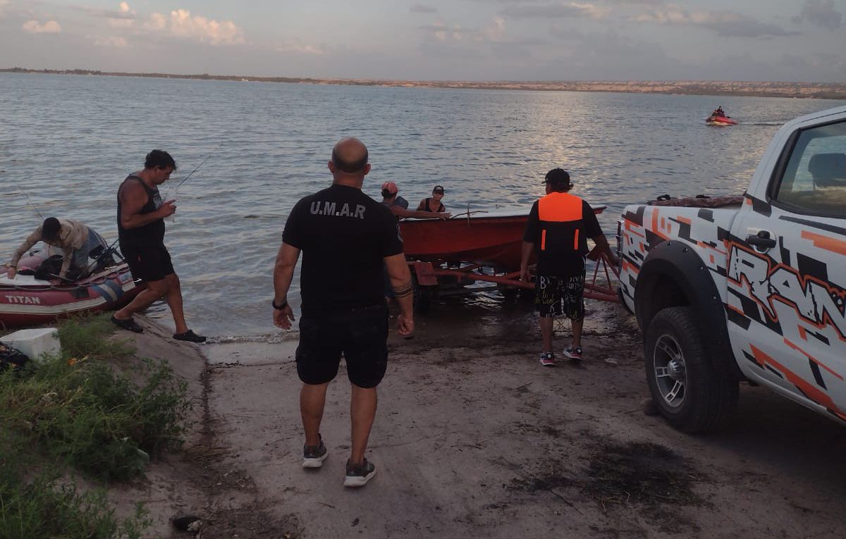 Tres personas fueron rescatadas este lunes, mientras navegaban en el dique El Carrizal. Tres personas fueron rescatadas este lunes, mientras navegaban en el dique El Carrizal.
