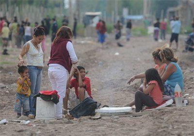 Más de 40 mujeres solas con niños usurparon un barrio a medio hacer y quedaron encerradas por la policía