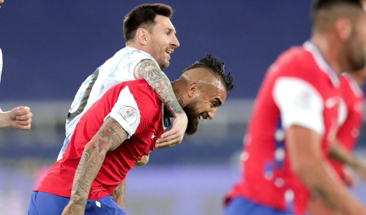 Arturo Vidal y Lionel Messi: amigos y rivales.