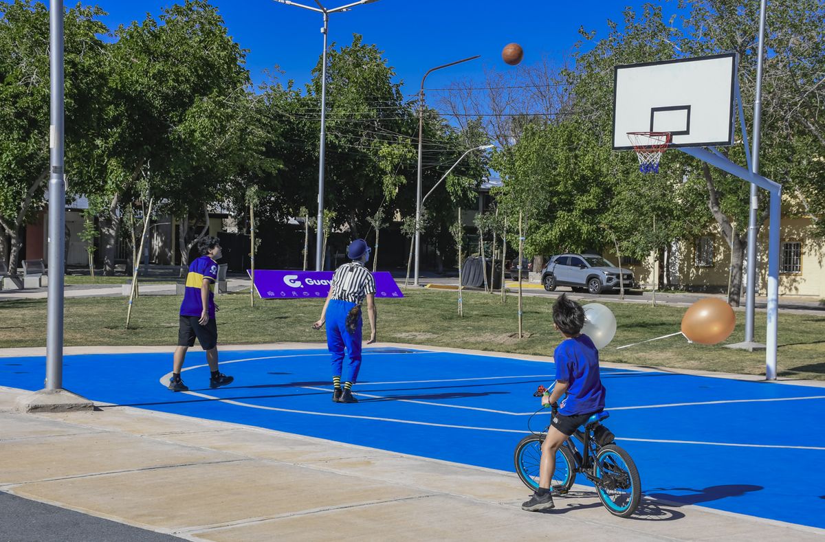 La Plaza Las Tonadas tiene nuevos juegos y mobiliario. La Plaza Las Tonadas tiene nuevos juegos y mobiliario.