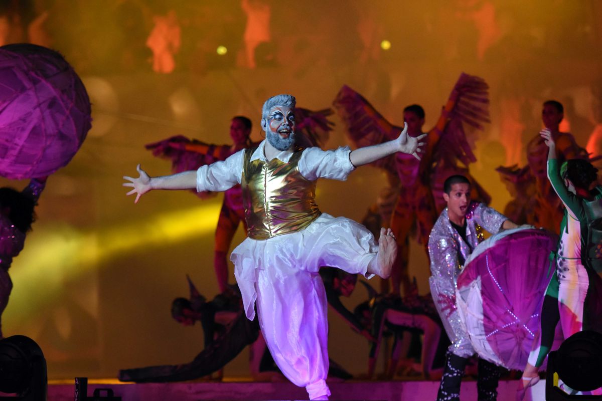 Debido a la lluvia, Godo Nicolás Giménez actuó descalzo en el Acto Central de la Vendimia 2019.