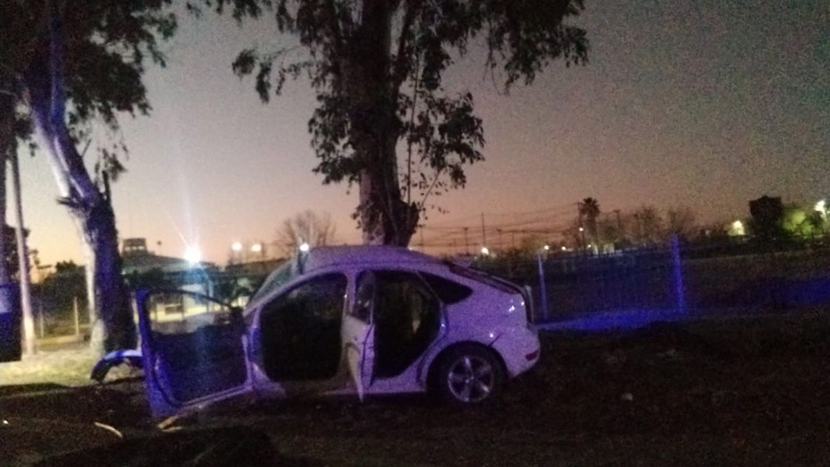 San Martín: madre e hijo adolescente murieron al chocar el automóvil contra un árbol
