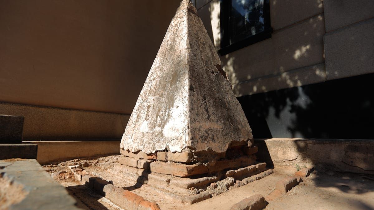 La pirámide nubia caracteriza a la tumba del italiano Romeo Brunet, víctima del terremoto de 1861. La pirámide nubia caracteriza a la tumba del italiano Romeo Brunet, víctima del terremoto de 1861.