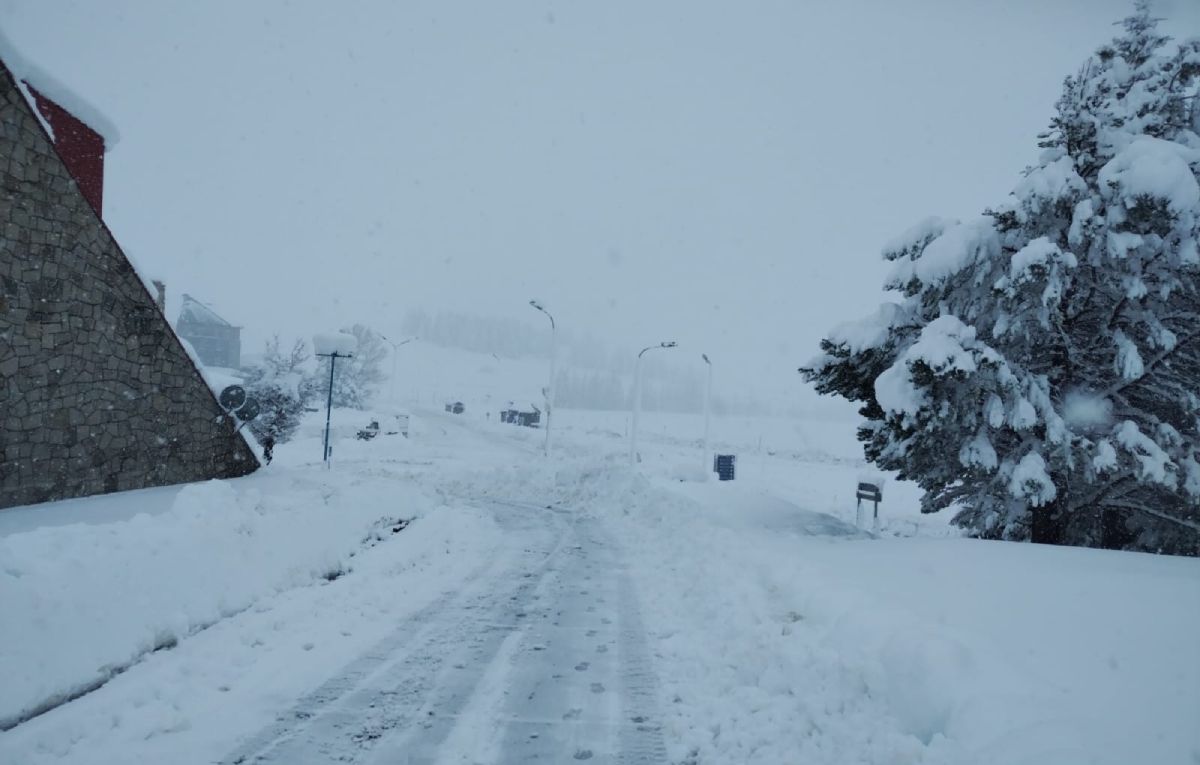 Se esperan intensas nevadas que mantendrían el Paso Cristo Redentor cerrado por los próximos días. Se esperan intensas nevadas que mantendrían el Paso Cristo Redentor cerrado por los próximos días.