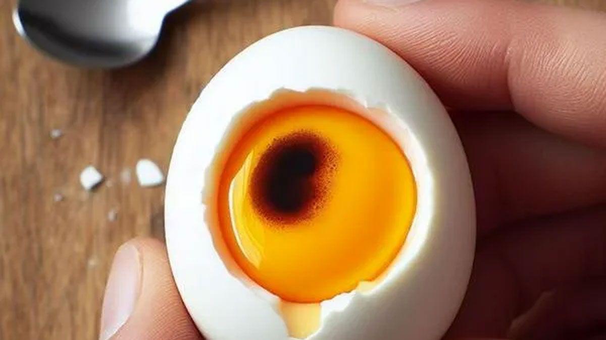 Un huevo se puede poner negro por dentro, por una reacción química que se produce al hervirlo.