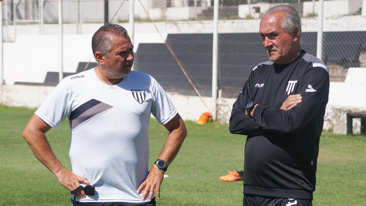 José María Bianco, DT de Gimnasia y Esgrima observa a sus dirigidos junto al preparador físico Gustavo D' Ambrosio. José María Bianco, DT de Gimnasia y Esgrima observa a sus dirigidos junto al preparador físico Gustavo D' Ambrosio.