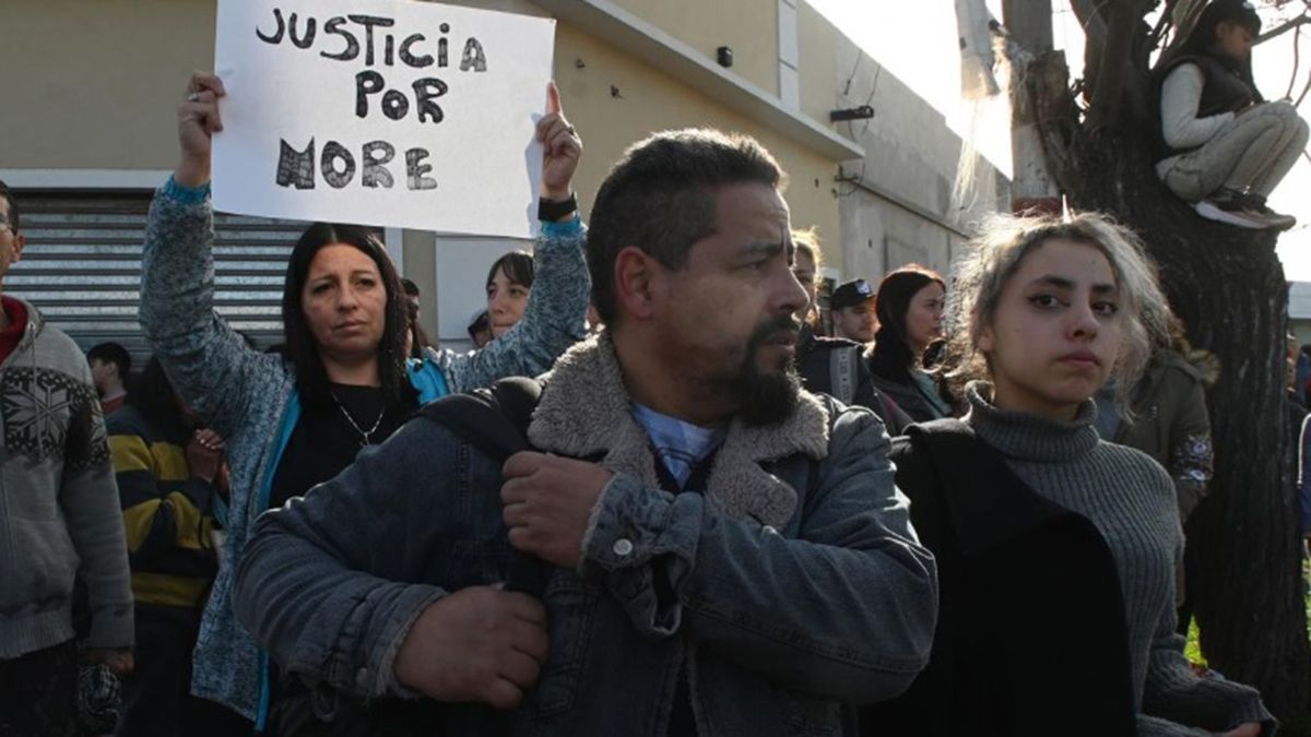 Vecinos y familiares de Morena Domínguez se reunieron frente a la comisaría de Lanús para pedir justicia por el crimen de la niña de 11 años Vecinos y familiares de Morena Domínguez se reunieron frente a la comisaría de Lanús para pedir justicia por el crimen de la niña de 11 años