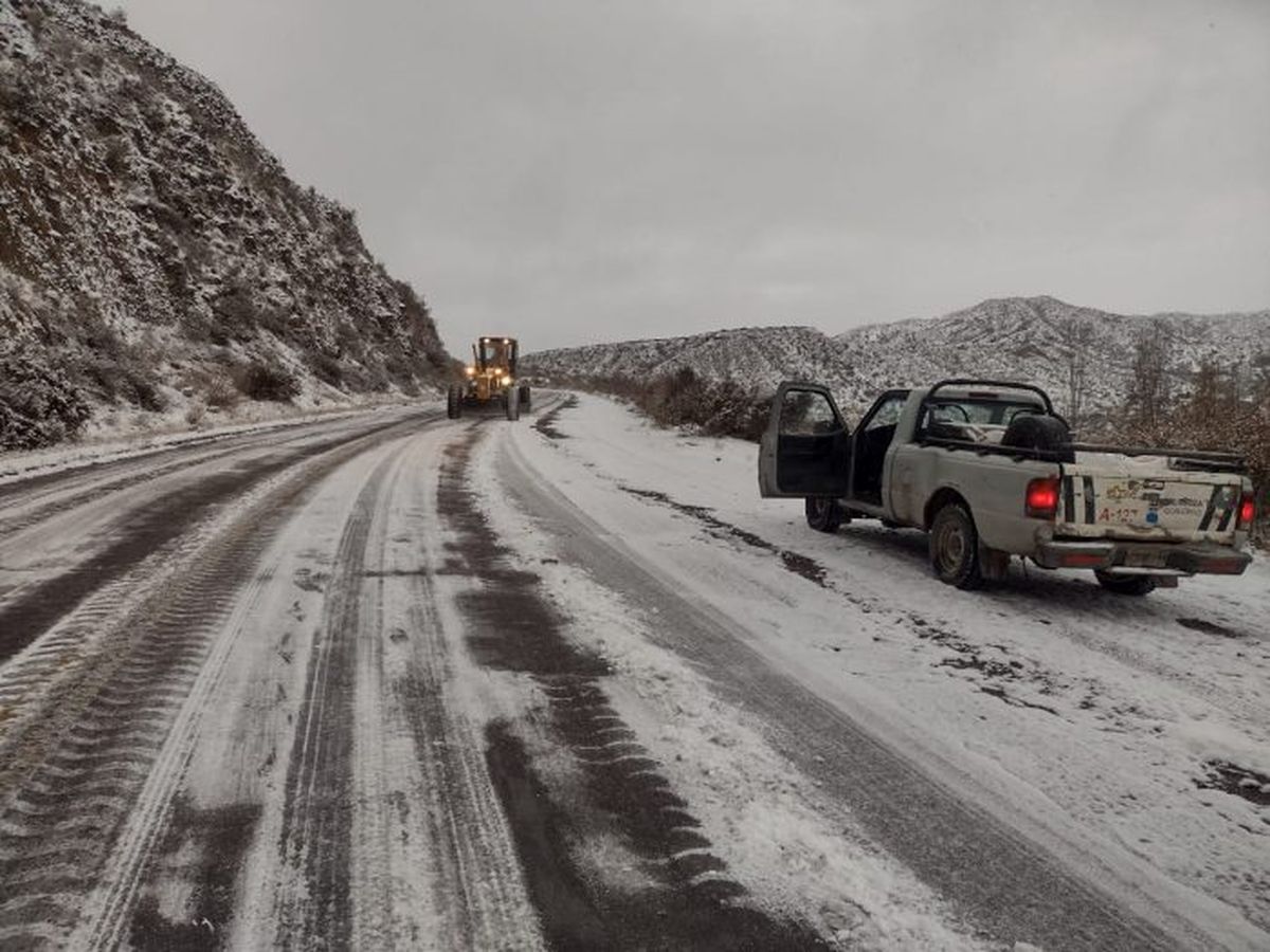 Desde Vialidad Provincial recomendaron no salir de las casas y evitar viajes por el frío que congeló las rutas y calles del Gran Mendoza. Desde Vialidad Provincial recomendaron no salir de las casas y evitar viajes por el frío que congeló las rutas y calles del Gran Mendoza.