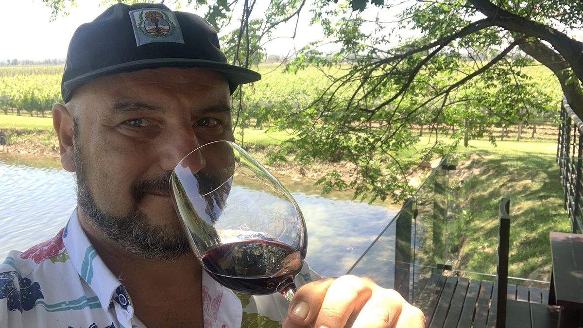 &nbsp;Hugo Laricchia se define como liberal, ateo y antiperonista. Los kirchneristas e izquierdistas se ríen de su prédica mendocinista. Este personaje dice que el MendoExit será la tercera fuerza política.