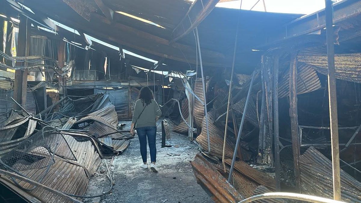 No quedó nada en pie dentro de la feria persa Mendoza luego del incendio ocurrido en febrero pasado. No quedó nada en pie dentro de la feria persa Mendoza luego del incendio ocurrido en febrero pasado.