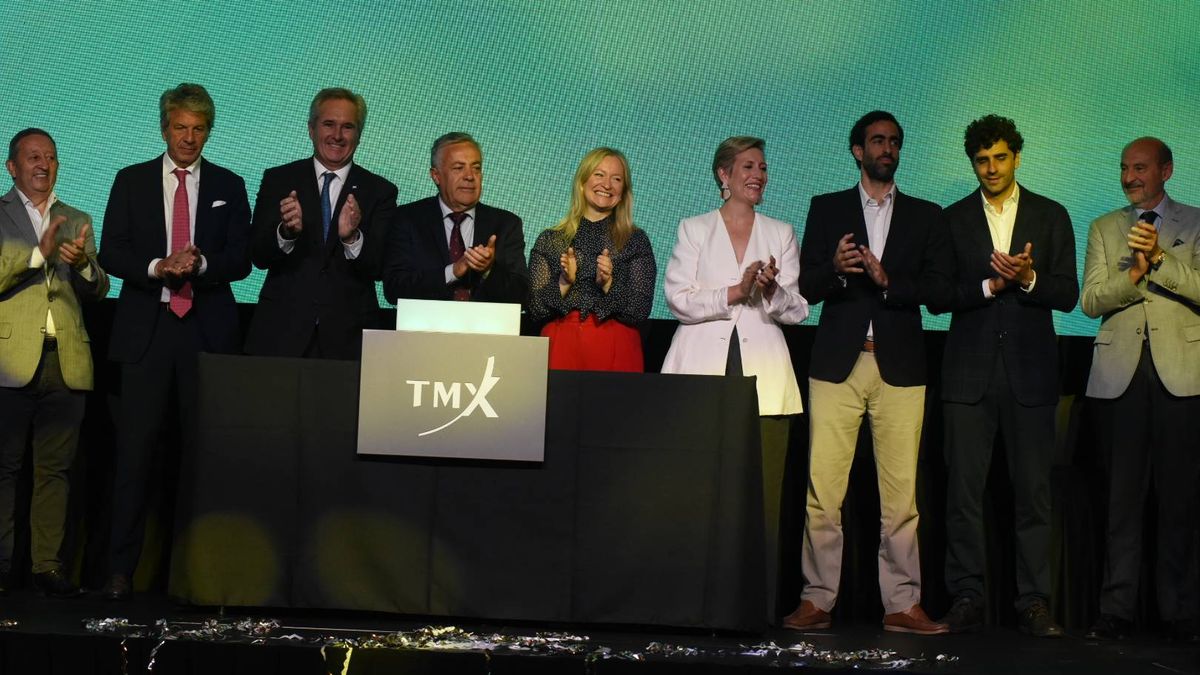 Todos los funcionarios del Gobierno de Alfredo Cornejo y los representantes de la Bolsa de Valores de Toronto. Todos los funcionarios del Gobierno de Alfredo Cornejo y los representantes de la Bolsa de Valores de Toronto.