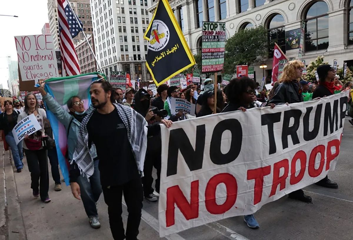 Personas participan en una protesta de ICE fuera de Chicago en Chicago