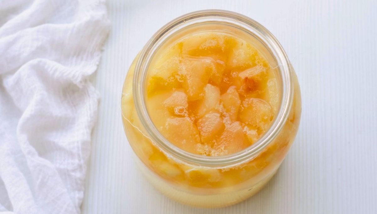 El vinagre suele usarse para condimentar ensaladas, marinar carnes, conservar alimentos y preparar vinagretas.&nbsp;