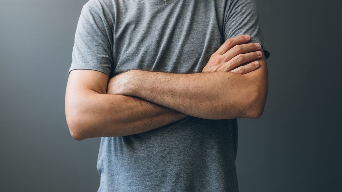 Brazos cruzados: diferentes significados según la psicología Brazos cruzados: diferentes significados según la psicología