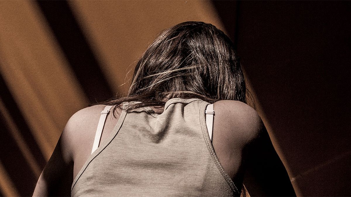 El aislamiento repentino puede ser un indicador para que los adultos enciendan las alarmas. El aislamiento repentino puede ser un indicador para que los adultos enciendan las alarmas.