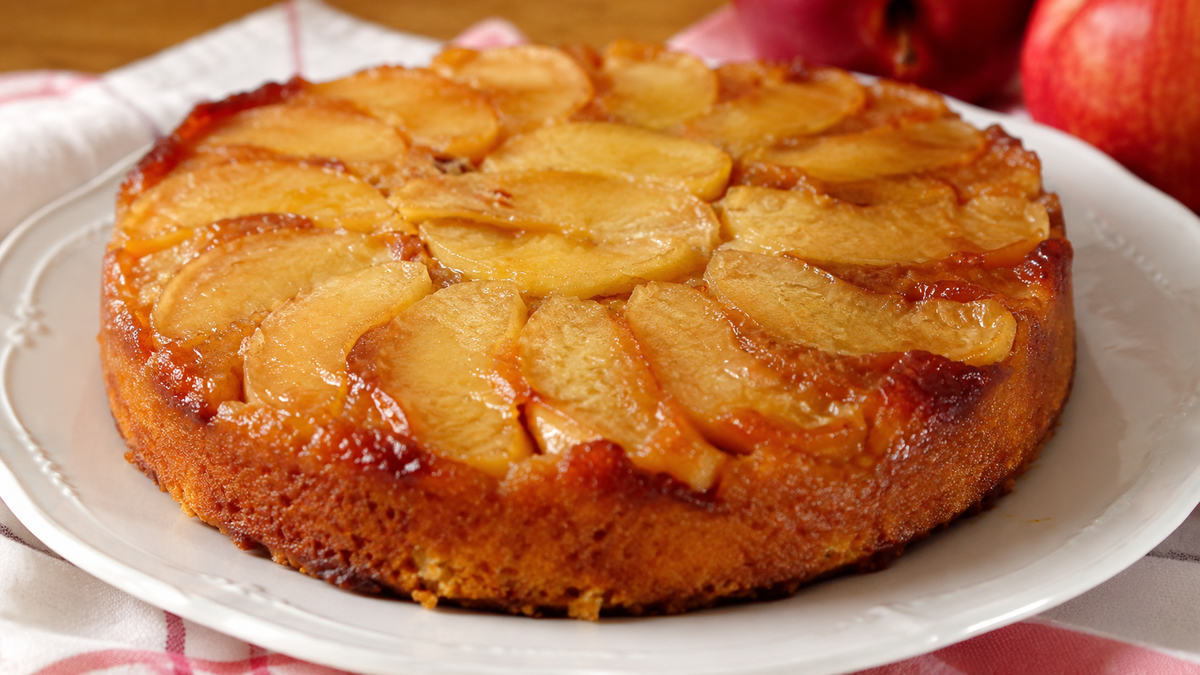 La torta invertida de manzanas es una receta sabrosa y fácil para preparar en la merienda.&nbsp;