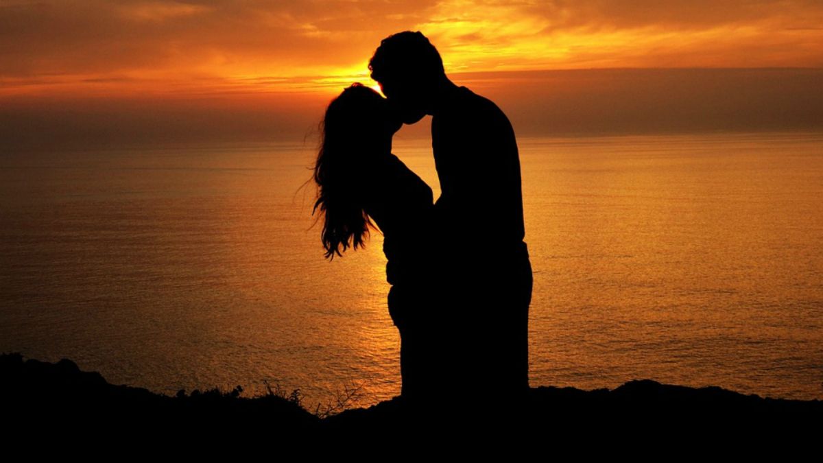 El 14 de febrero de cada año se celebra el Día de San Valentín, también llamado Día de los Enamorados, en recuerdo del mártir cristiano Valentín de Roma, que en el siglo III oficiaba bodas en secreto entre los soldados romanos y sus amadas. Antes de morir, enamorado de una joven ciega, logró el milagro de sanar su mal.