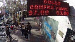 El dólar llegó a los $63 en Mendoza