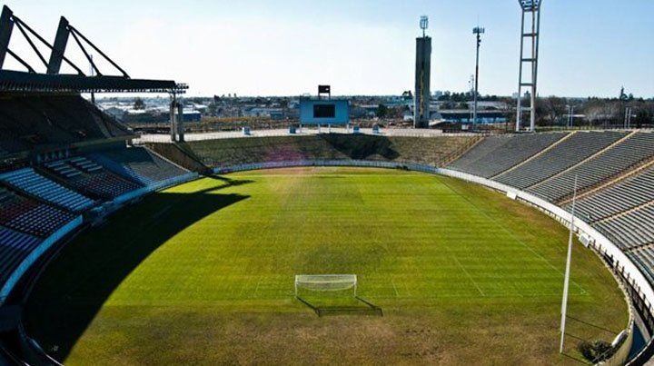 Otra vez perdió el fútbol: Racing y Gimnasia jugarán a puertas cerradas