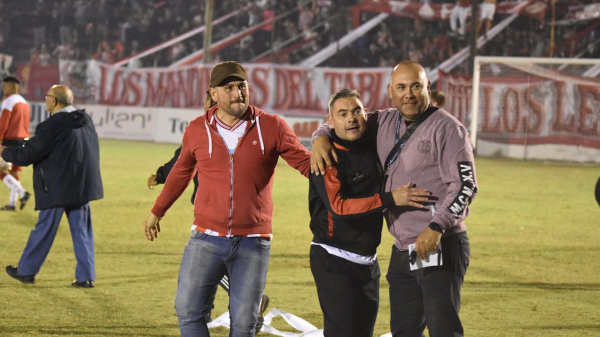 Sergio Toti Arias festejando el triunfo junto a Rogelio Aguilera y Oscar Campi.   