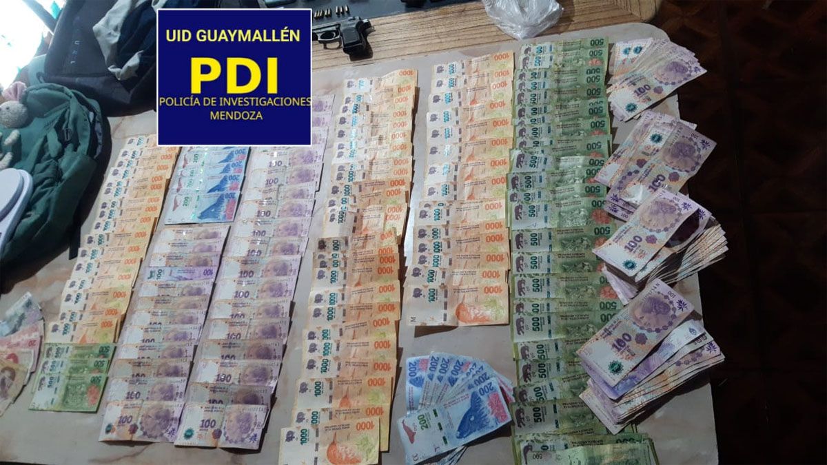 En la casa allanada en el barrio Lihué secuestraron más de $300.000 producto de la venta de estupefacientes.