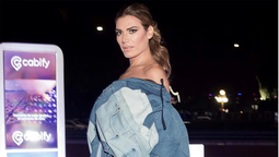 Florencia de la V llevó el shiny a otro level con su vestido ceñido más audaz: tajo XL