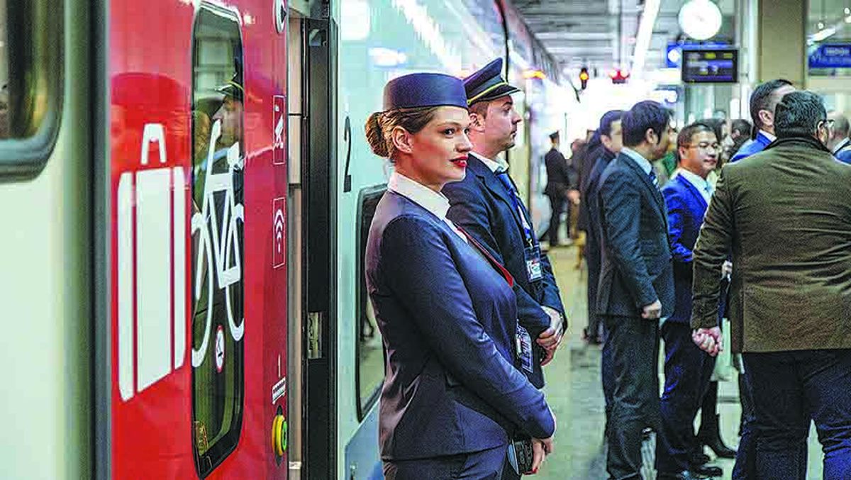Asistentes esperan que los pasajeros aborden un tren de alta velocidad en Belgrado, Serbia, el 19 de marzo, cuando se inauguró una sección del ferrocarril Hungría-Serbia construido por China. WANG WEI / XINHUA
