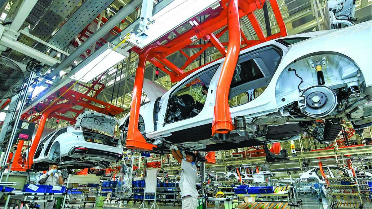 Los empleados trabajan en la línea de producción de la empresa conjunta FAW-Volkswagen en Changchun