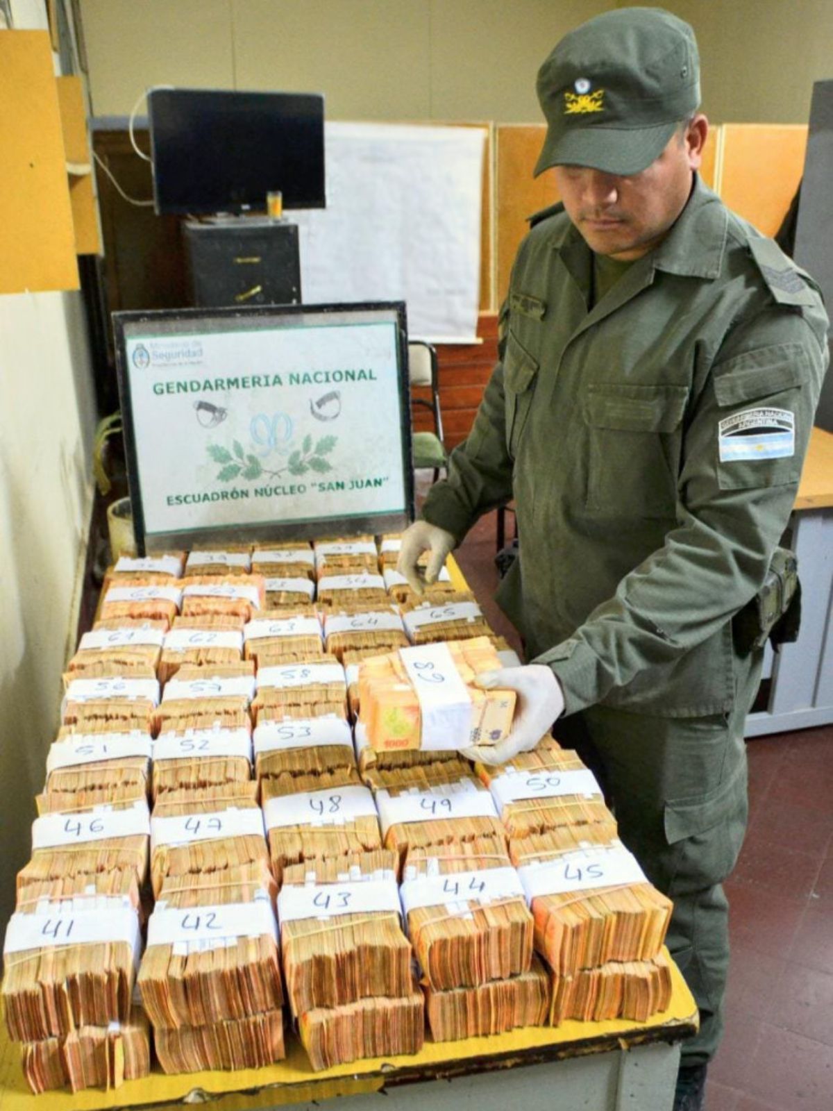 Los gendarmes detuvieron al vehículo con 82 millones de pesos en infracción al Artículo 303 del Código Penal de la Nación, Ley 25.246, Lavado de Activos; y la Ley 27.430, Régimen Penal Tributario.