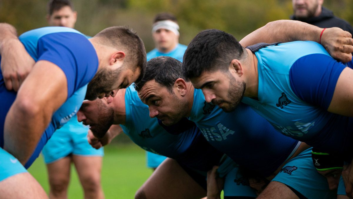 La primera línea de Los Pumas ensaya movimientos, en la previa del partido ante Gales, en Cardiff, y frente a Escocia, en Edimburgo.