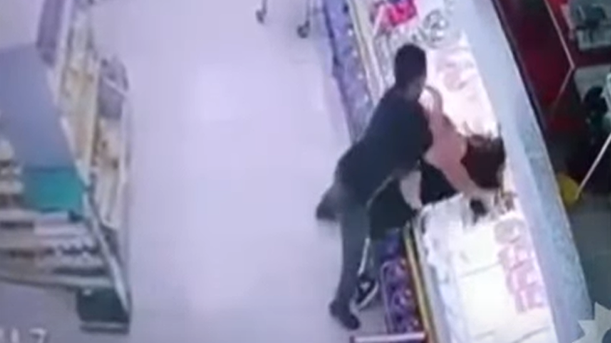 Un hombre golpeó y ahorcó a una compañera de trabajo.