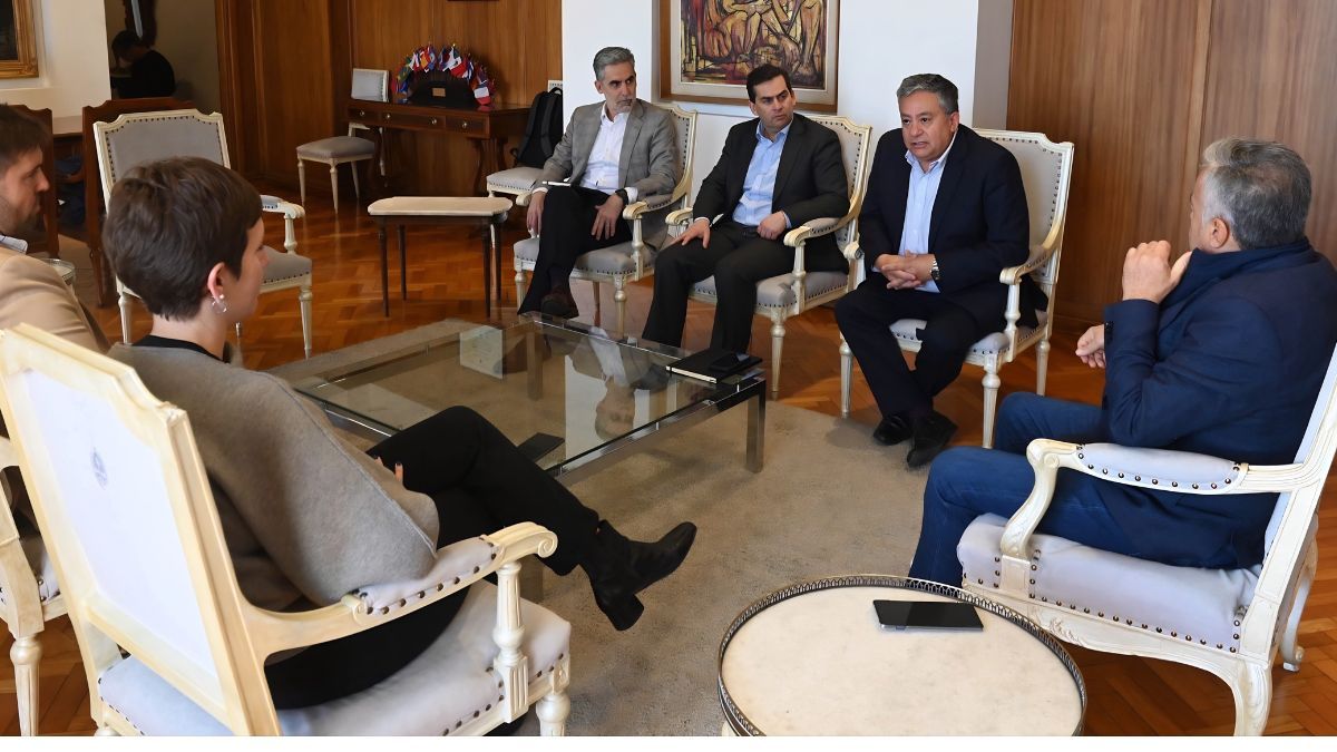 Cornejo y funcionarios con empresarios mineros chilenos de la compañía Antofagasta Minerals. Foto: Prensa de Gobierno.