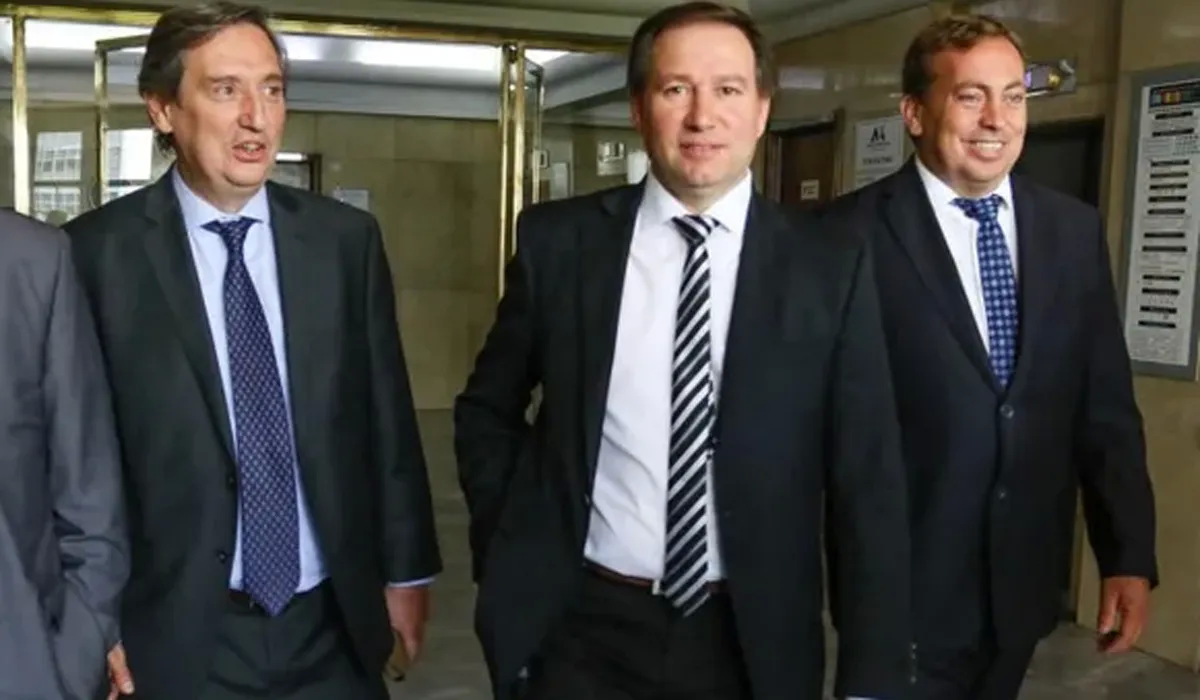 Antes de las PASO el PJ fantaseó con que hubiese una fórmula gubernamental que combinase a Righi con alguno de los dos intendentes Emir Félix o Martín Aveiro que ya no podrán reelegirse en sus comunas, pero eso no sucedió.