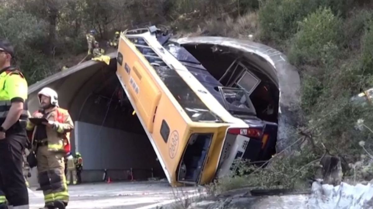 Un micro lleno de turistas volcó y más de 20 resultaron heridos, cinco están graves. El accidente sucedió en Bariloche. Un micro lleno de turistas volcó y más de 20 resultaron heridos, cinco están graves. El accidente sucedió en Bariloche. 