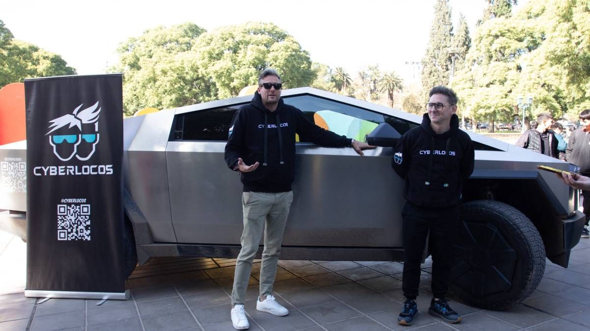 Los amigos viajarán por 60 países en la camioneta creada por Elon Musk. 