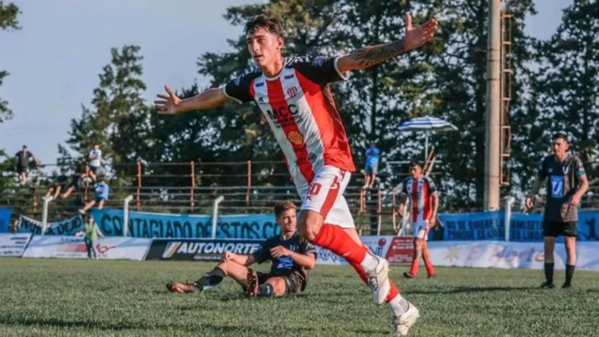 El futbolista juega en Colón de San Justo. El futbolista juega en Colón de San Justo.