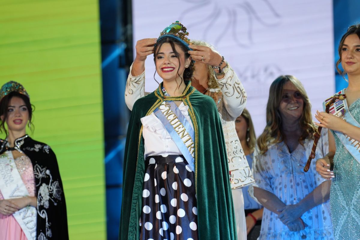 Julieta Consoli, del distrito Ingeniero Giagnoni, fue elegida Reina del Encuentro de las Naciones. Julieta Consoli, del distrito Ingeniero Giagnoni, fue elegida Reina del Encuentro de las Naciones.